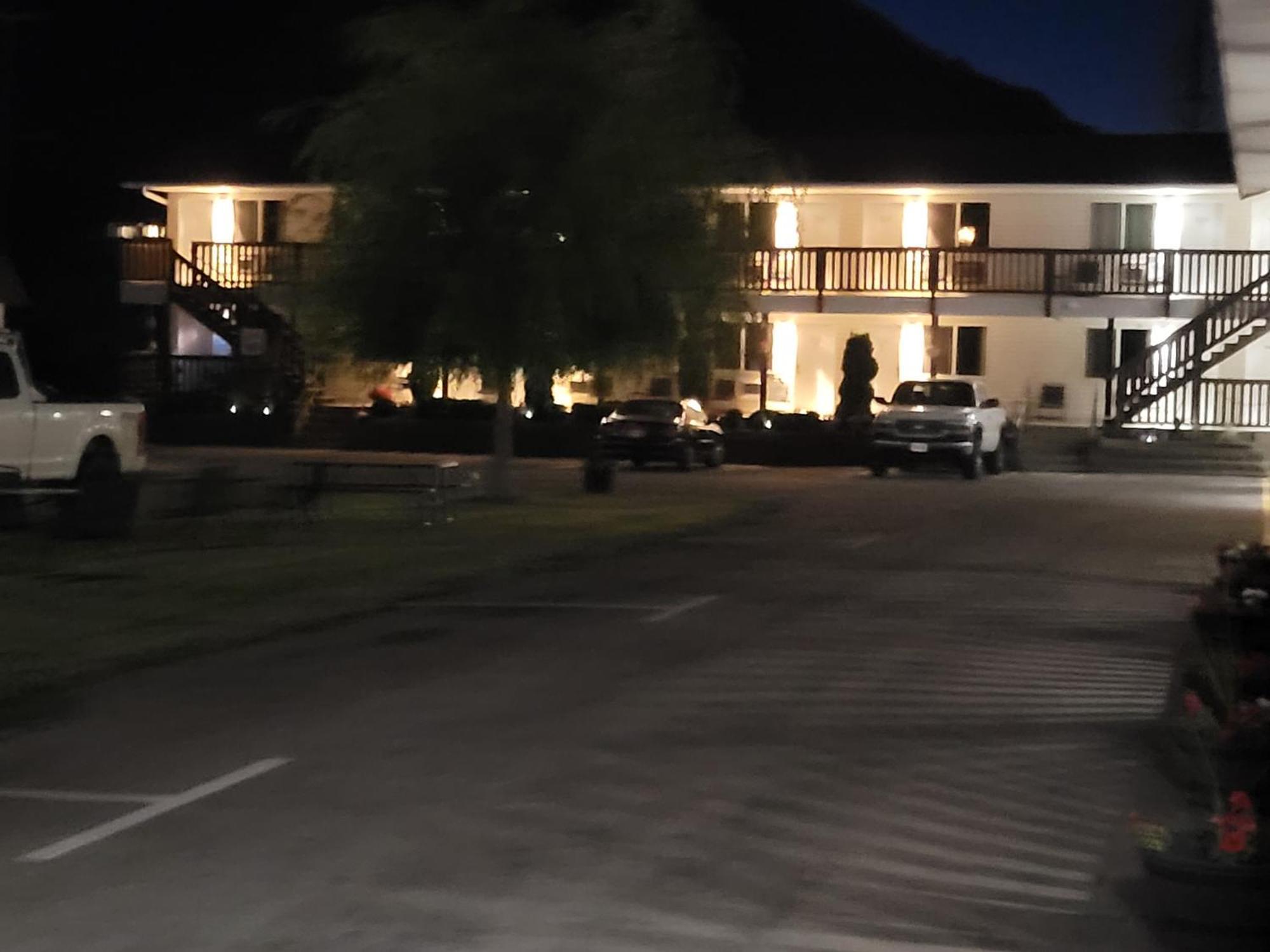 Elks Motel Keremeos Екстериор снимка