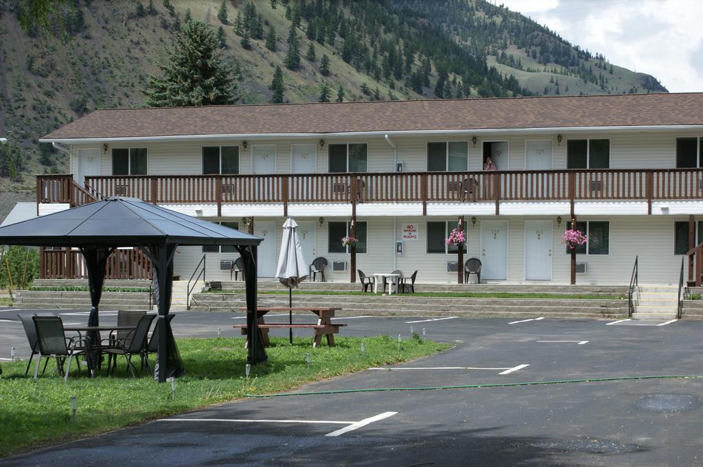 Elks Motel Keremeos Екстериор снимка